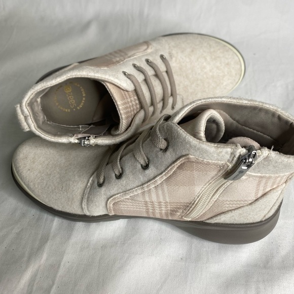 Bzees Womens Ankle Boots 7M Kick Back Taupe Cushioned Insole Arch Support New - Picture 9 of 10